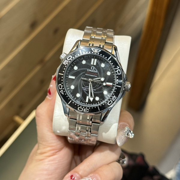 ブランド時計側面デザイン